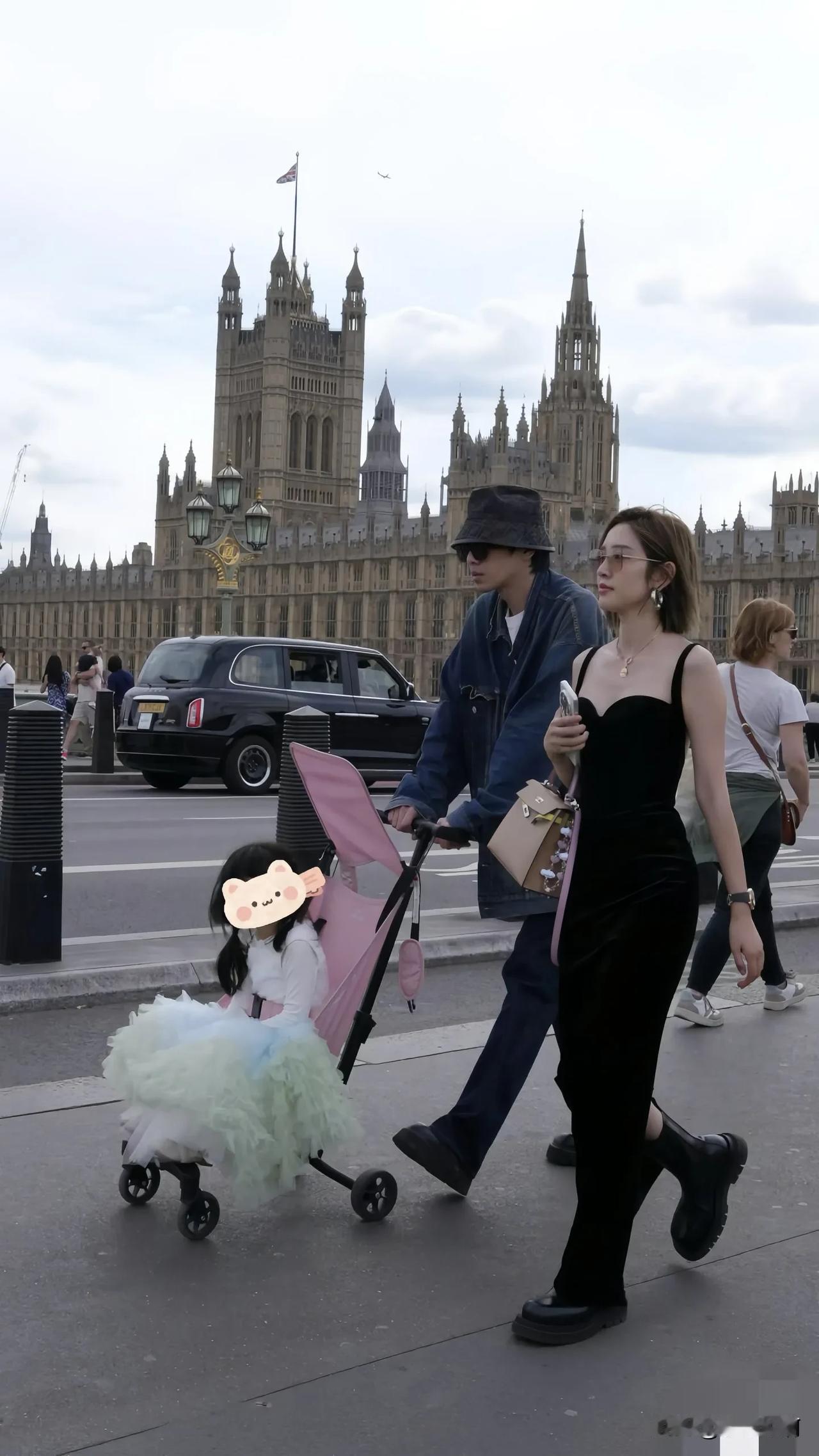 网友伦敦偶遇张若昀唐艺昕一家三口过六一此刻幸福具象化。女儿穿着公主裙，扎着两个马