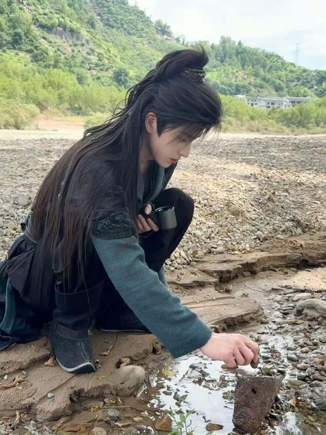 敖瑞鹏错世录片场花絮敖瑞鹏片场盘石头撸小狗谁懂啊敖瑞鹏没道具就自己发掘娱乐项目，