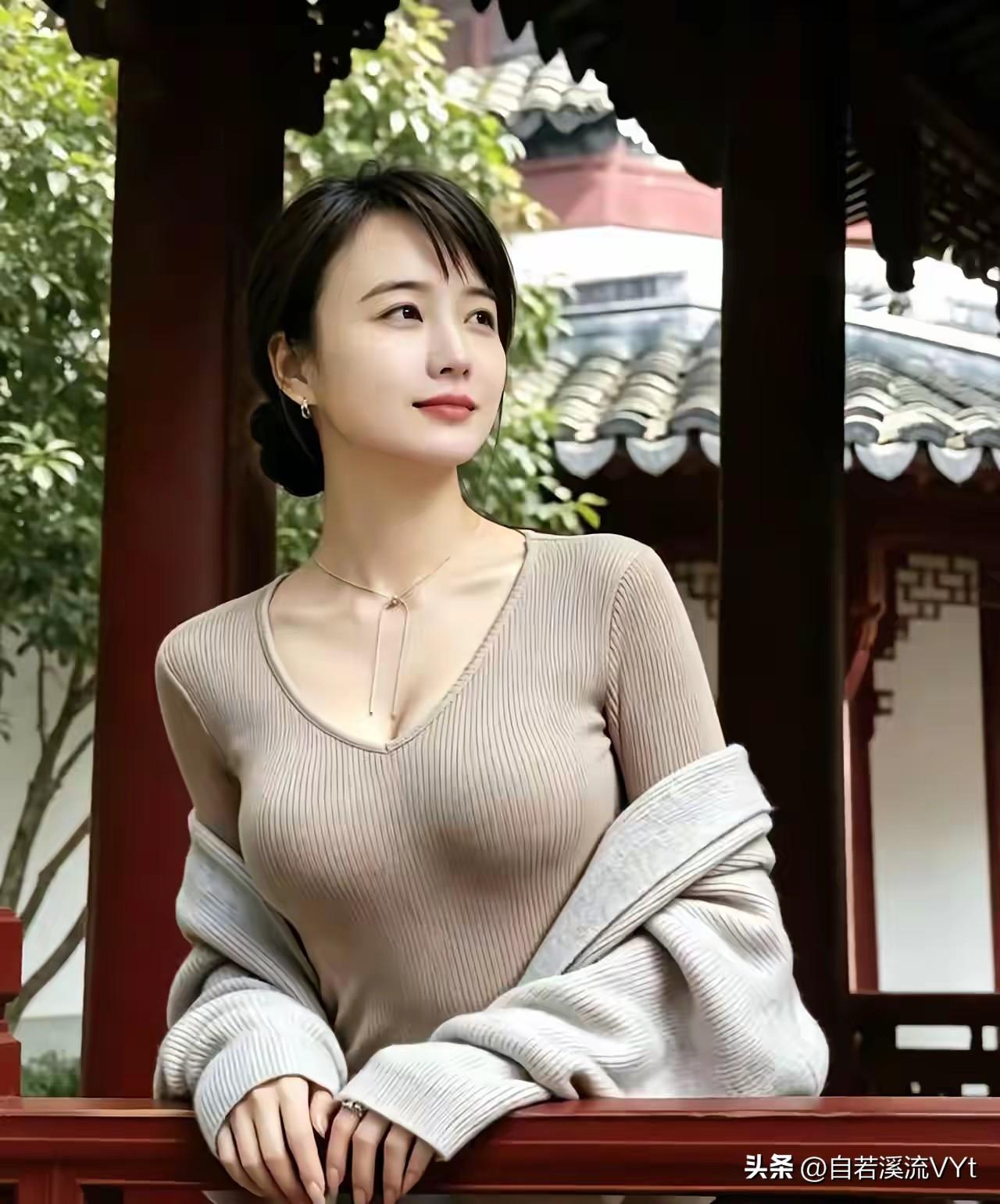 古亭朱槛倚芳颜，
静对庭前翠叶闲。
一缕清思随远目，
温柔藏在黛眉间。

【絮语