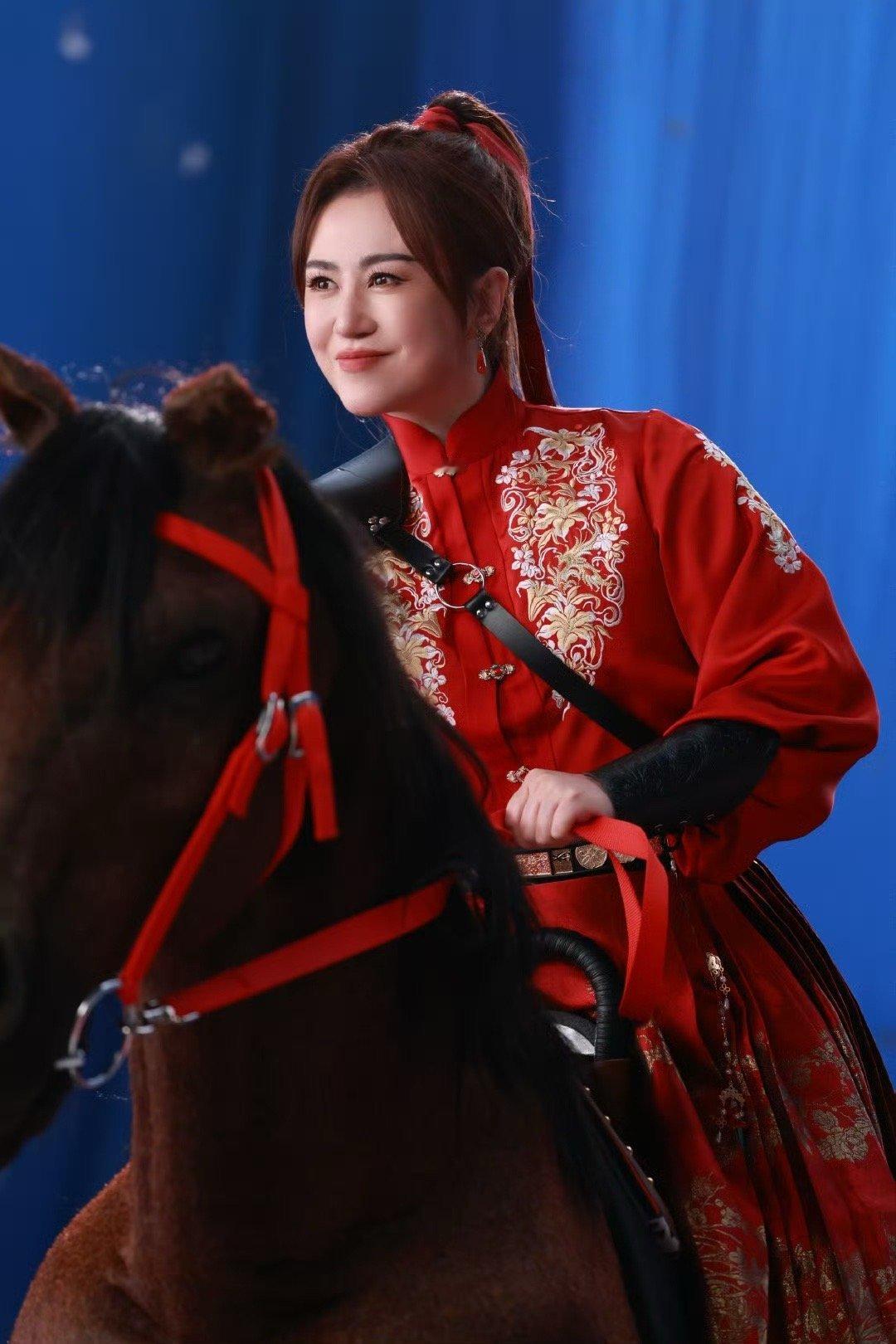 不愧是马丽送祝福都这么有梗马丽送祝福：我确实会轻功，主要是你太沉了！熊猫胡胡都无