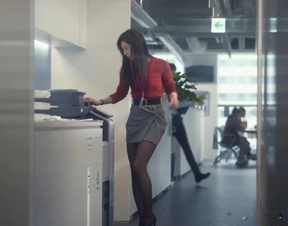 公司规定每月15号之前离职社保缴到上月，15号以后离职社保缴到当月。一员工昨天最