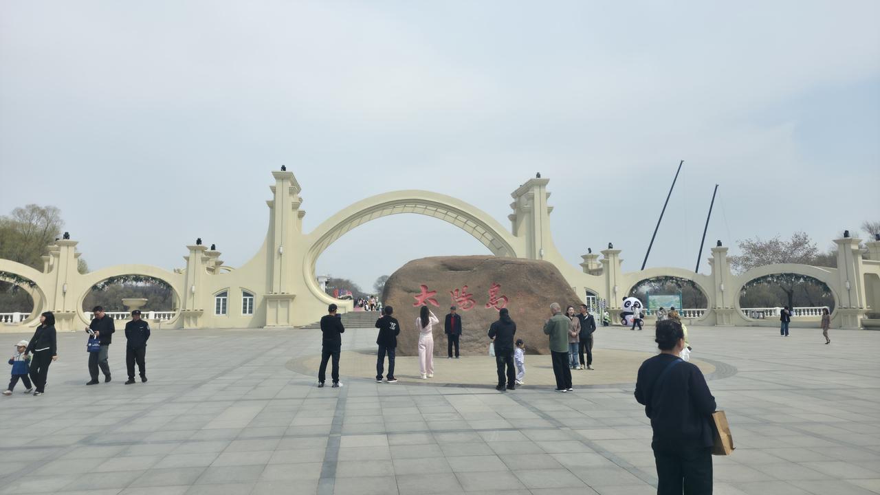 今天周六休息，我抽空去了趟太阳岛，参观了大熊猫馆。天气尚可，不过气温较低，可游人