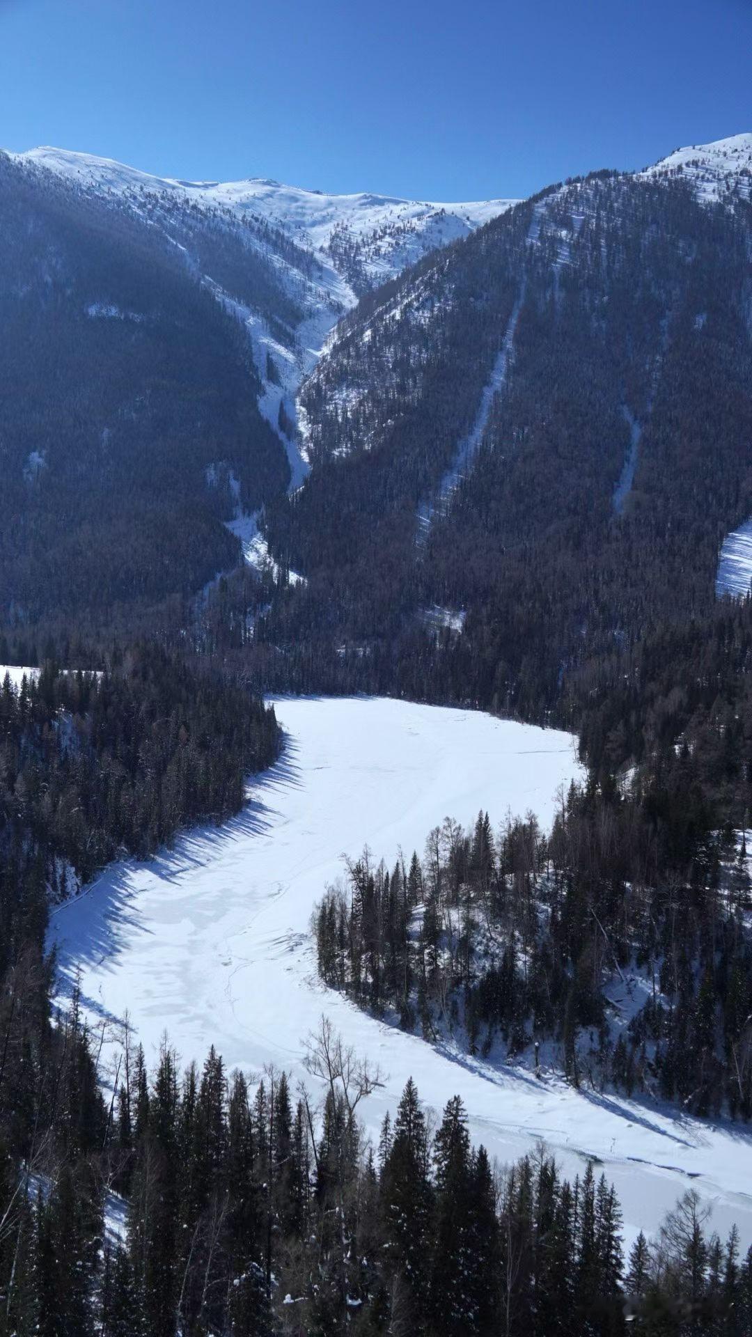 新疆喀纳斯湖，碧绿的湖水在此刻变成一抹白（供图：双林）