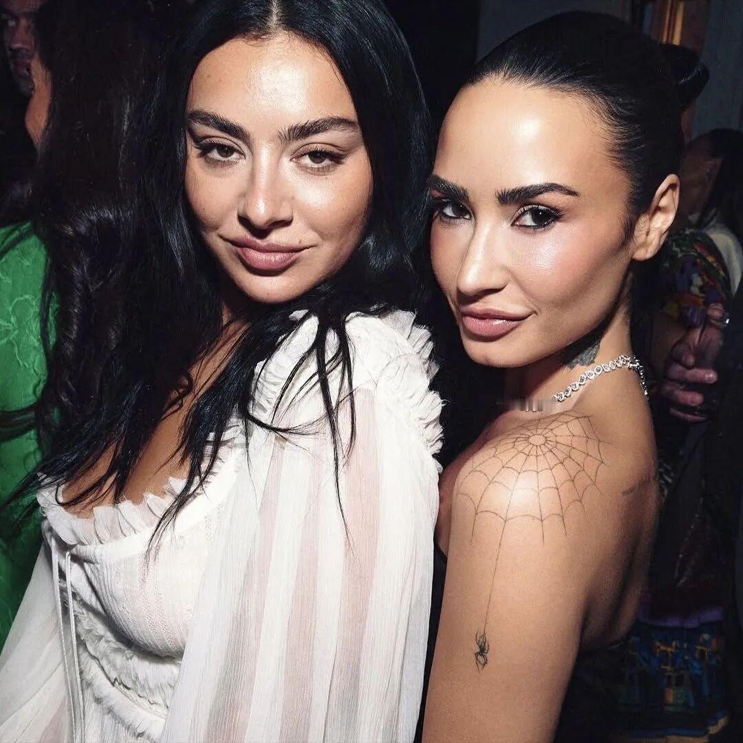 Charli xcx 和 Demi Lovato 最近合影了。
两人都出生于19