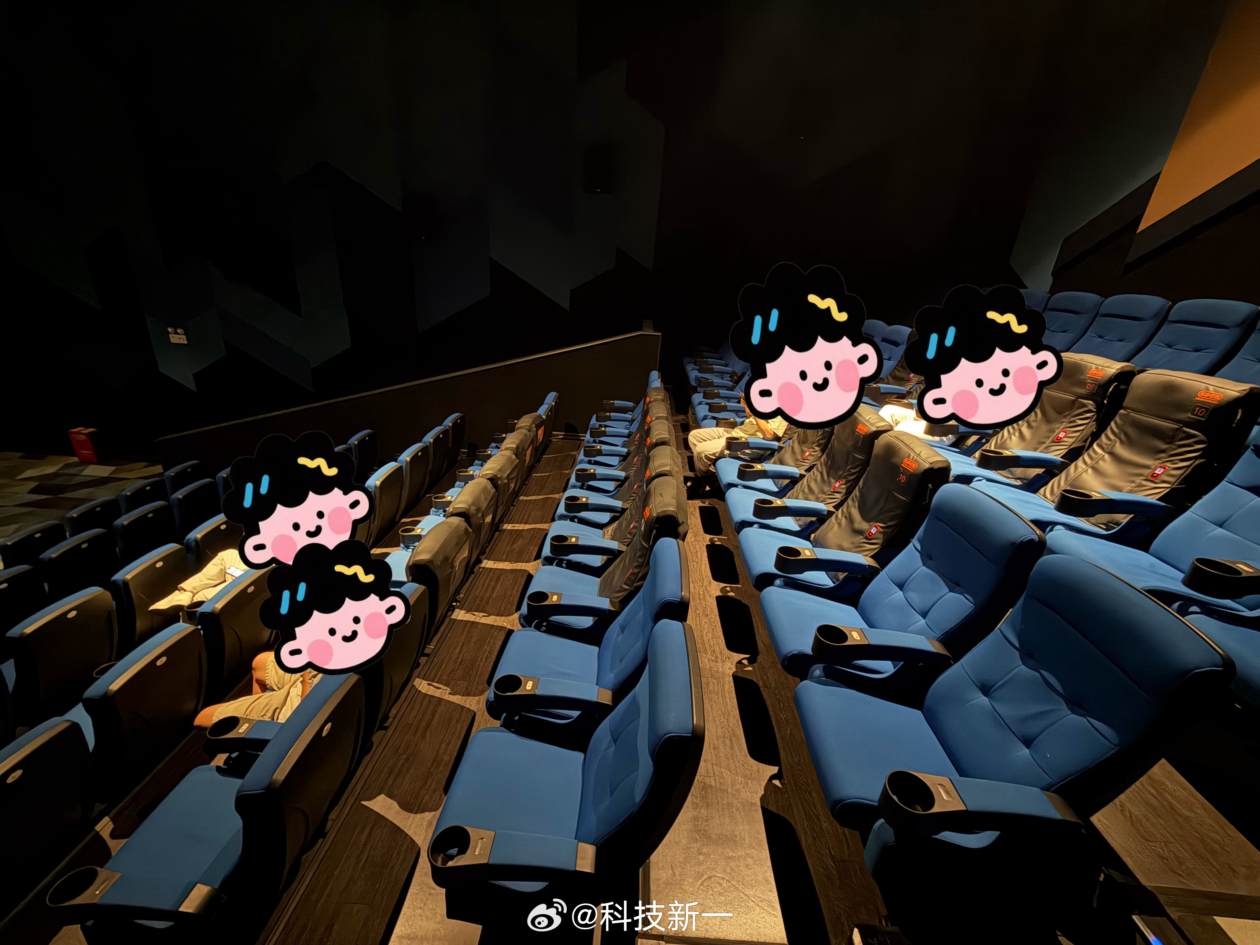 哈哈哈，包场了，一人一排，都是自己人，这种情况即使我们大声喧哗应该也没事吧