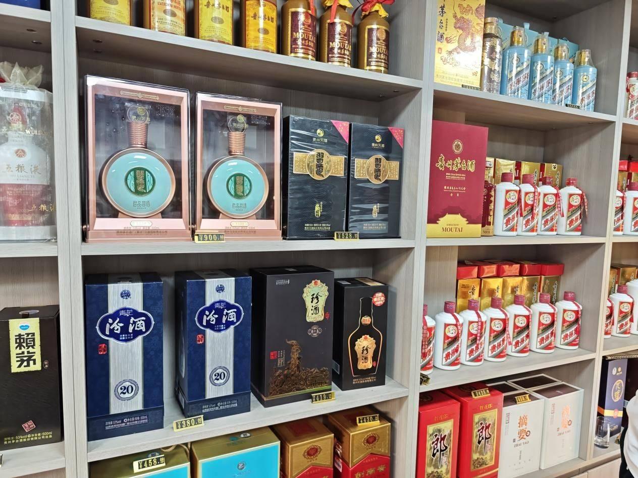 中证白酒较最高点已跌去68%，ST岩石正式退市。
白酒板块正经历着前所未有的震荡