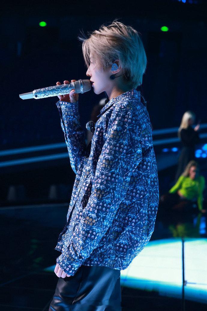 刘雨昕 东方卫视跨年彩排照来了！谁懂图1？？？好像bjd娃娃啊，特别漂亮燥候唱跳