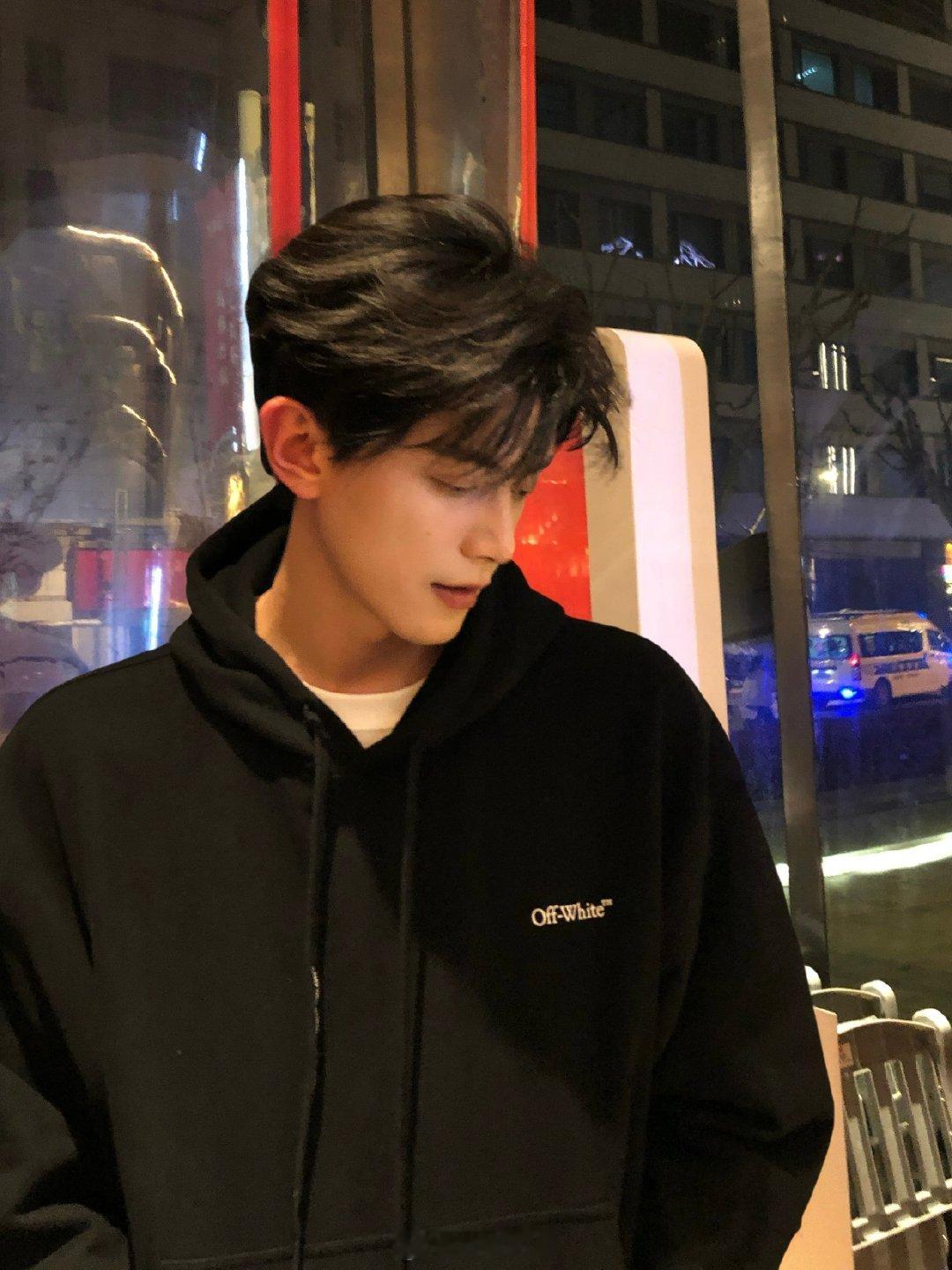 邓凯充充电 邓凯又在释放帅气了  邓凯充充电  咱就说又在释放帅气了呀~黑色卫衣