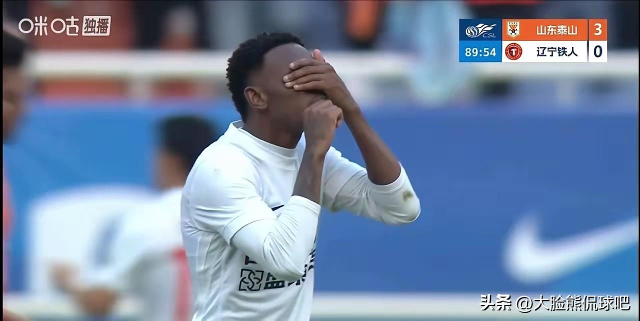 辽宁铁人外援拉菲尼奥，比赛期间做出捂着眼睛吹哨子的动作挑衅主裁判，结果吃到一张黄