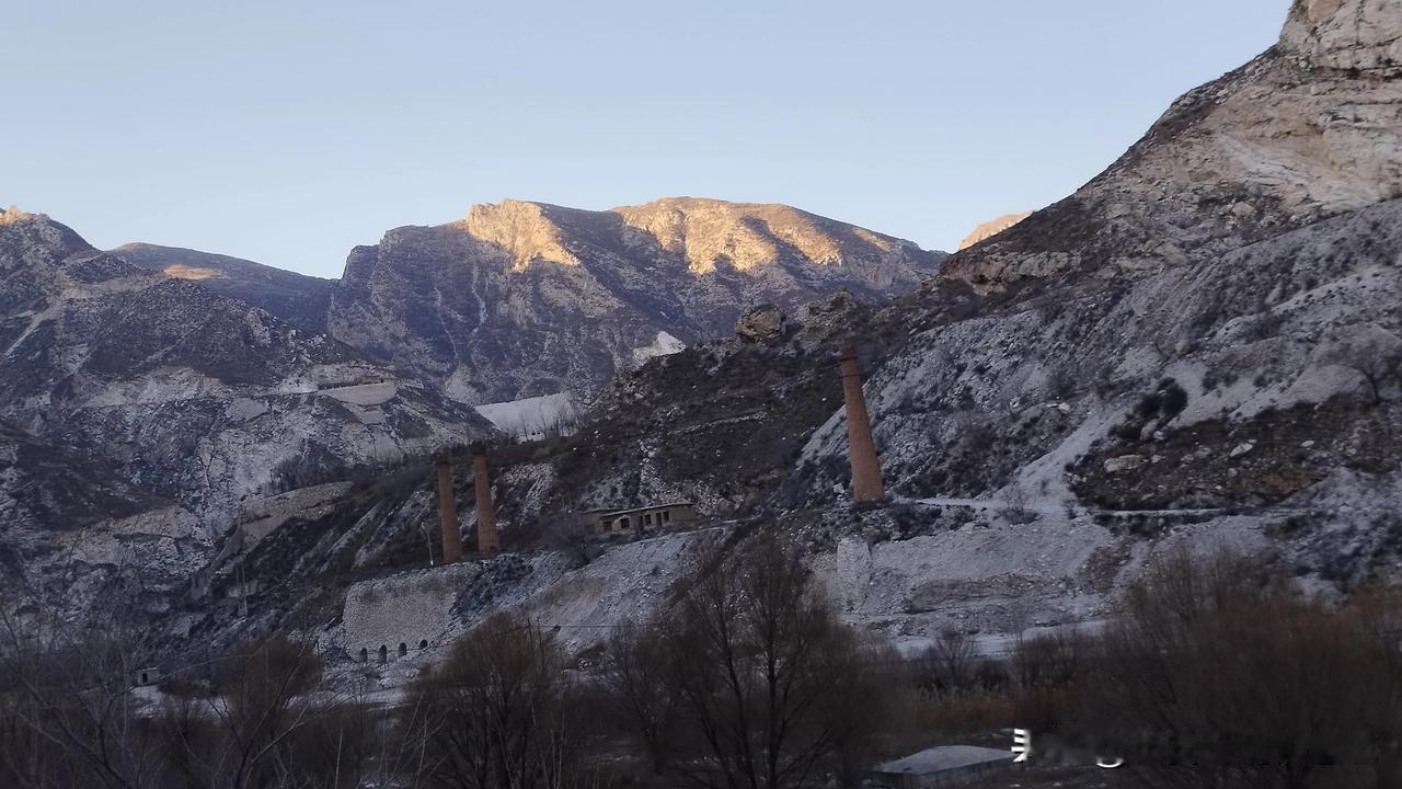 哈拉沁沟谷里的高山