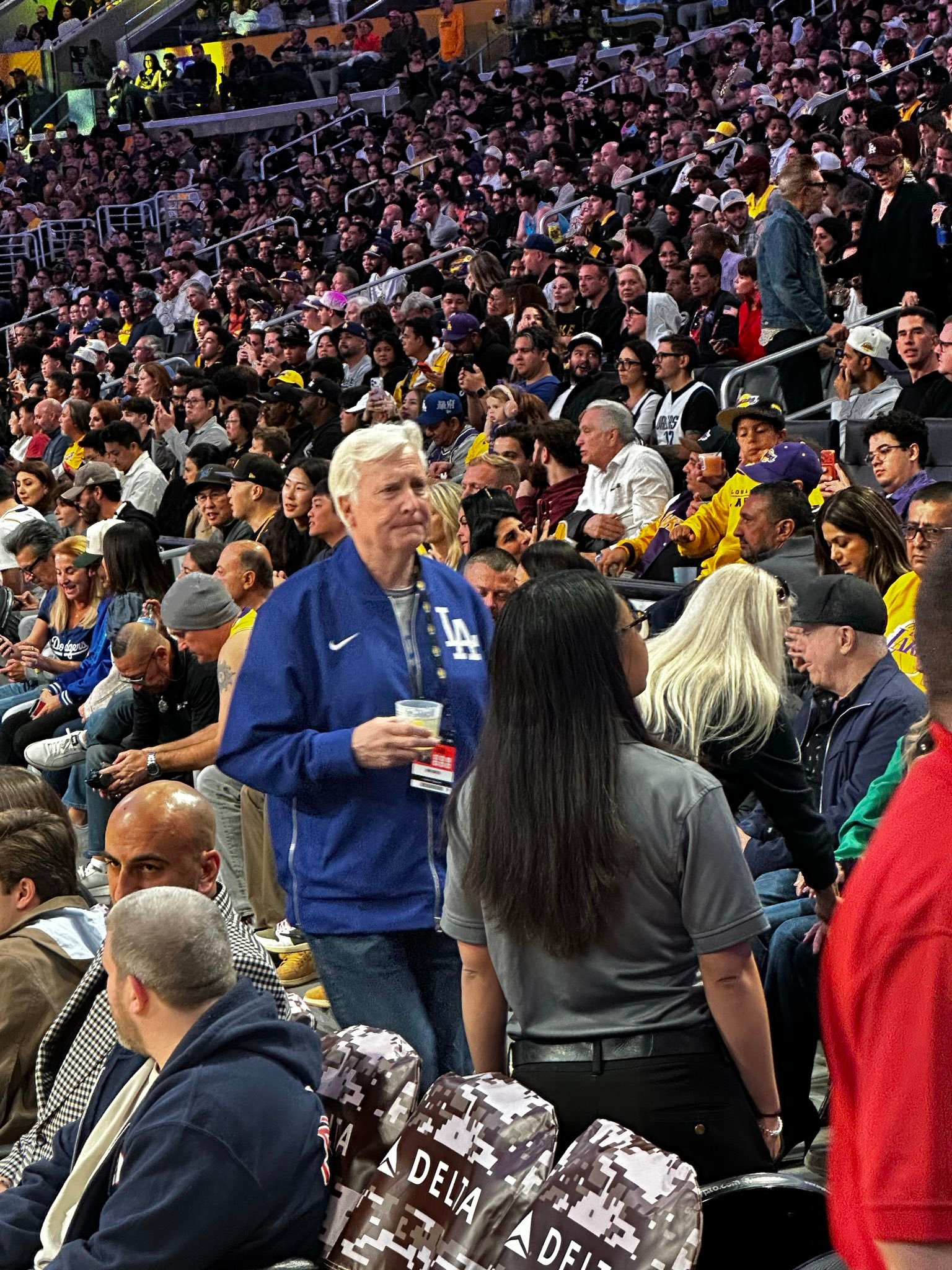 彪哥准备上来打中锋了 ，好好打吧，今天新老板在现场呢。 ​​​