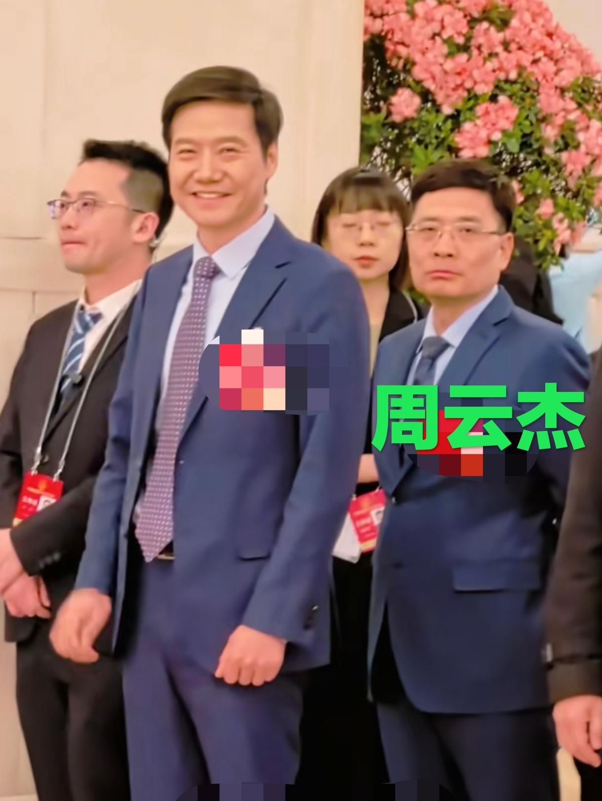 去年海尔出了一款三筒洗衣机，海尔董事长周云杰亲自跟进，在今年的互联网上刮起了一股