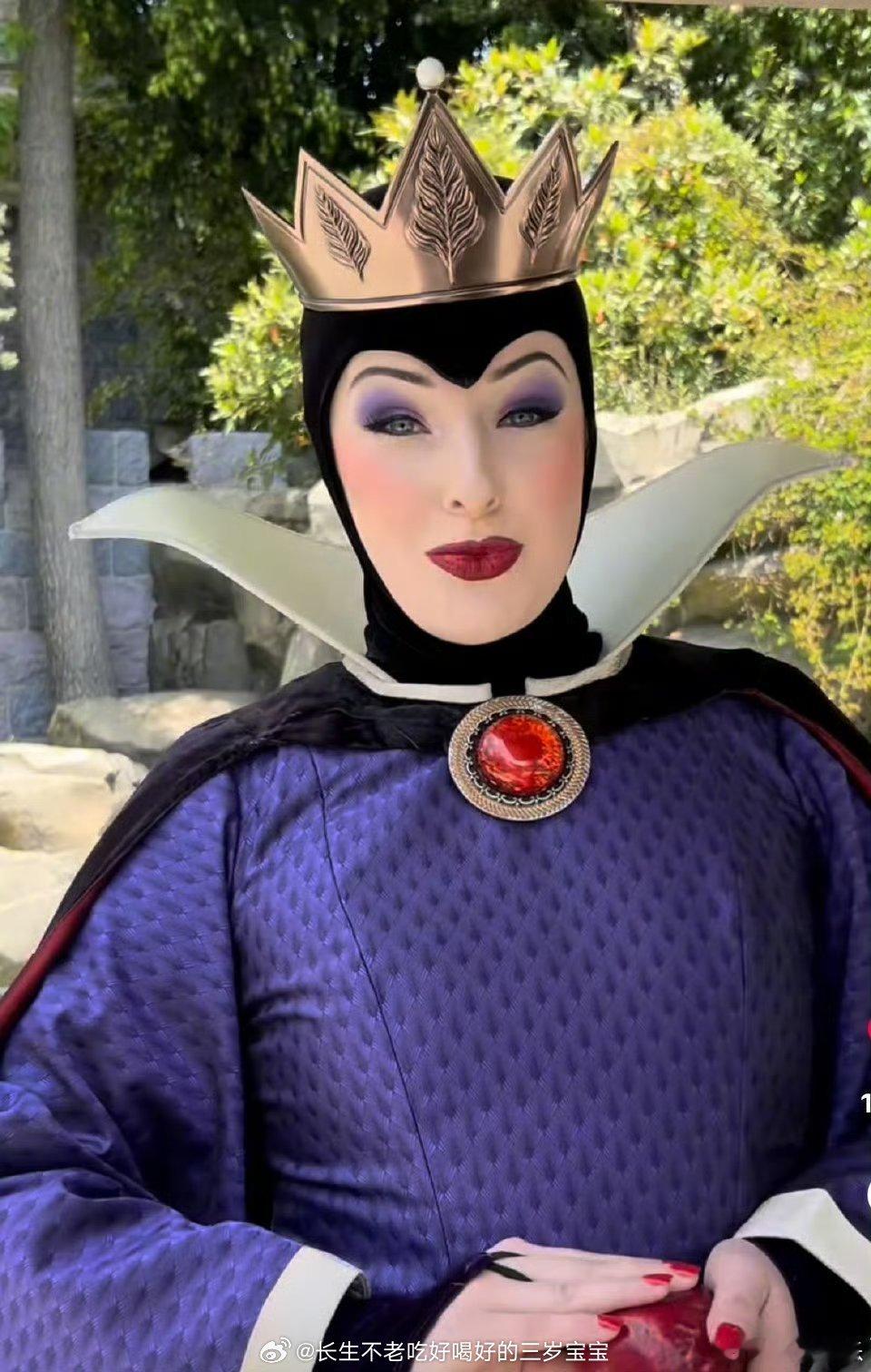 毒皇后扮演者被迪士尼乐园辞退一个演了9年、深受喜爱的标志角色演员，突然被辞退。无