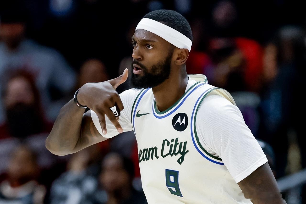 热火文贝克波蒂斯教练组NBA雄鹿助教文·贝克加盟热火教练组，波蒂斯转发：100据
