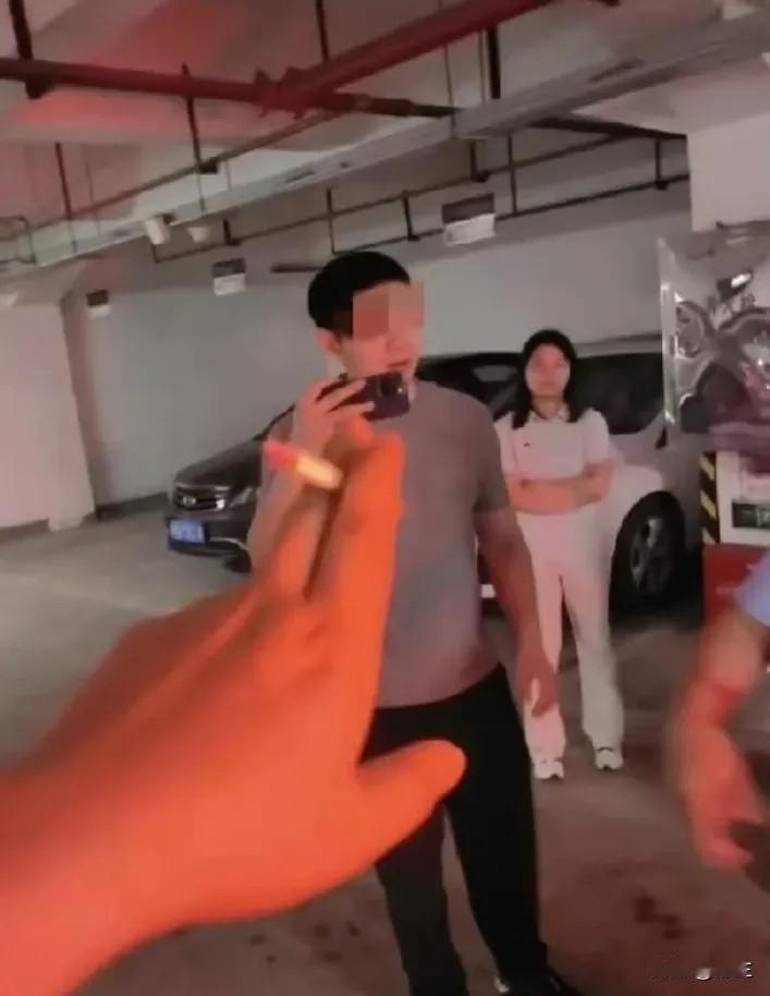 我现在知道彭女士为什么那么横了，因为她有一个更横的男朋友雷某某。

这个雷某某，