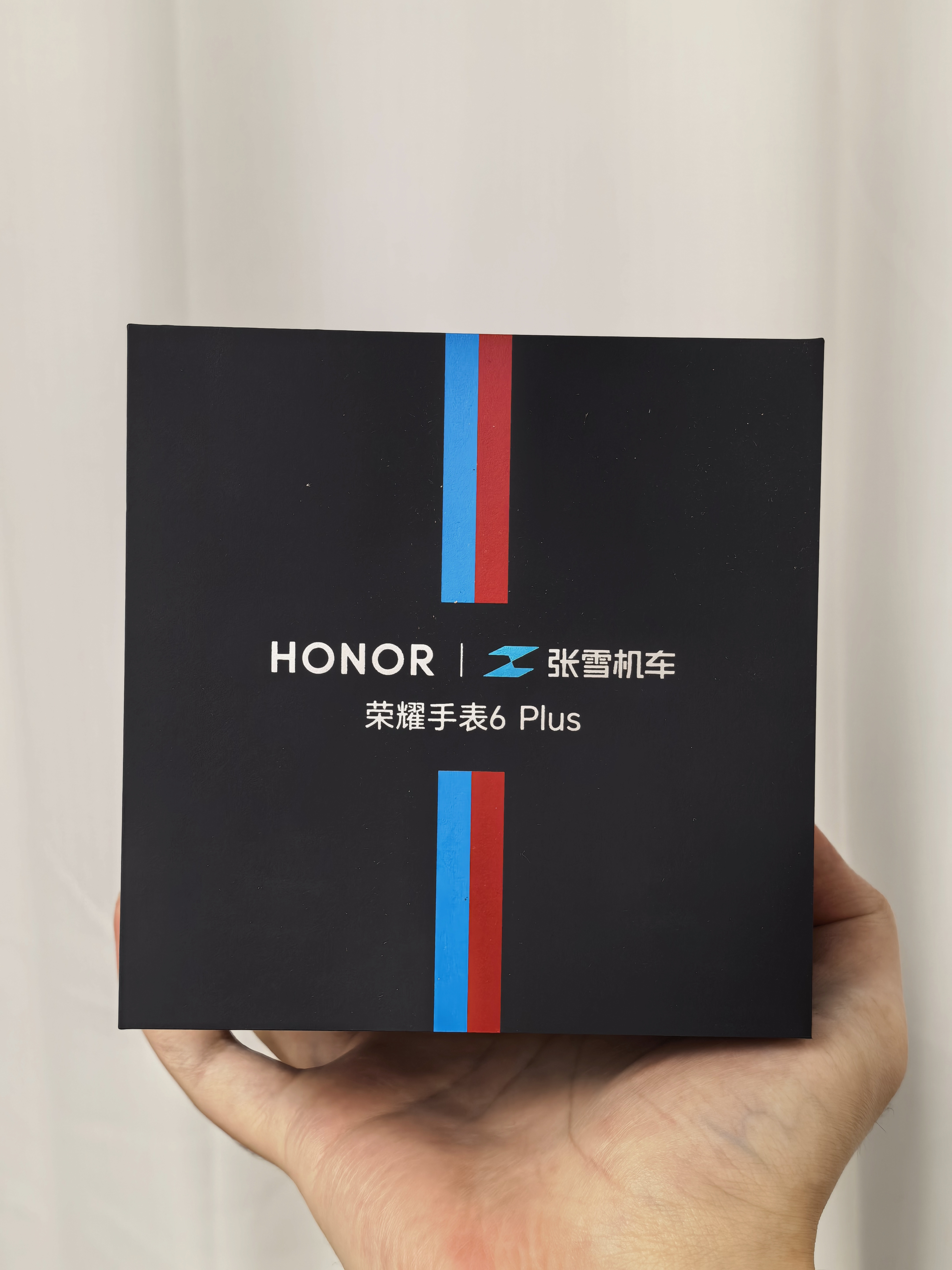 迟到的张雪机车版联名手表