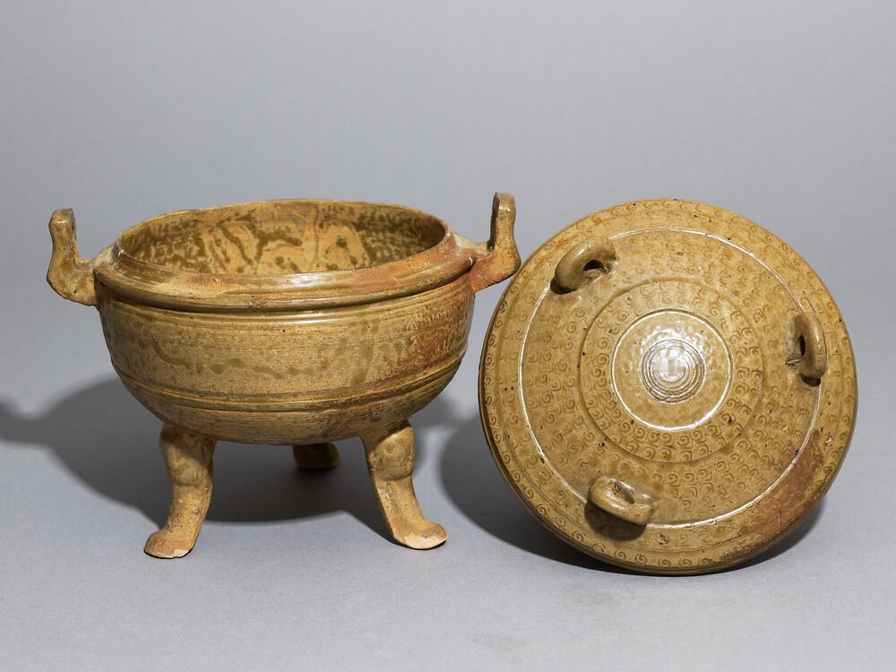 牛津大学阿斯莫兰美术馆收藏的战国越窑瓷三足圆鼎 
