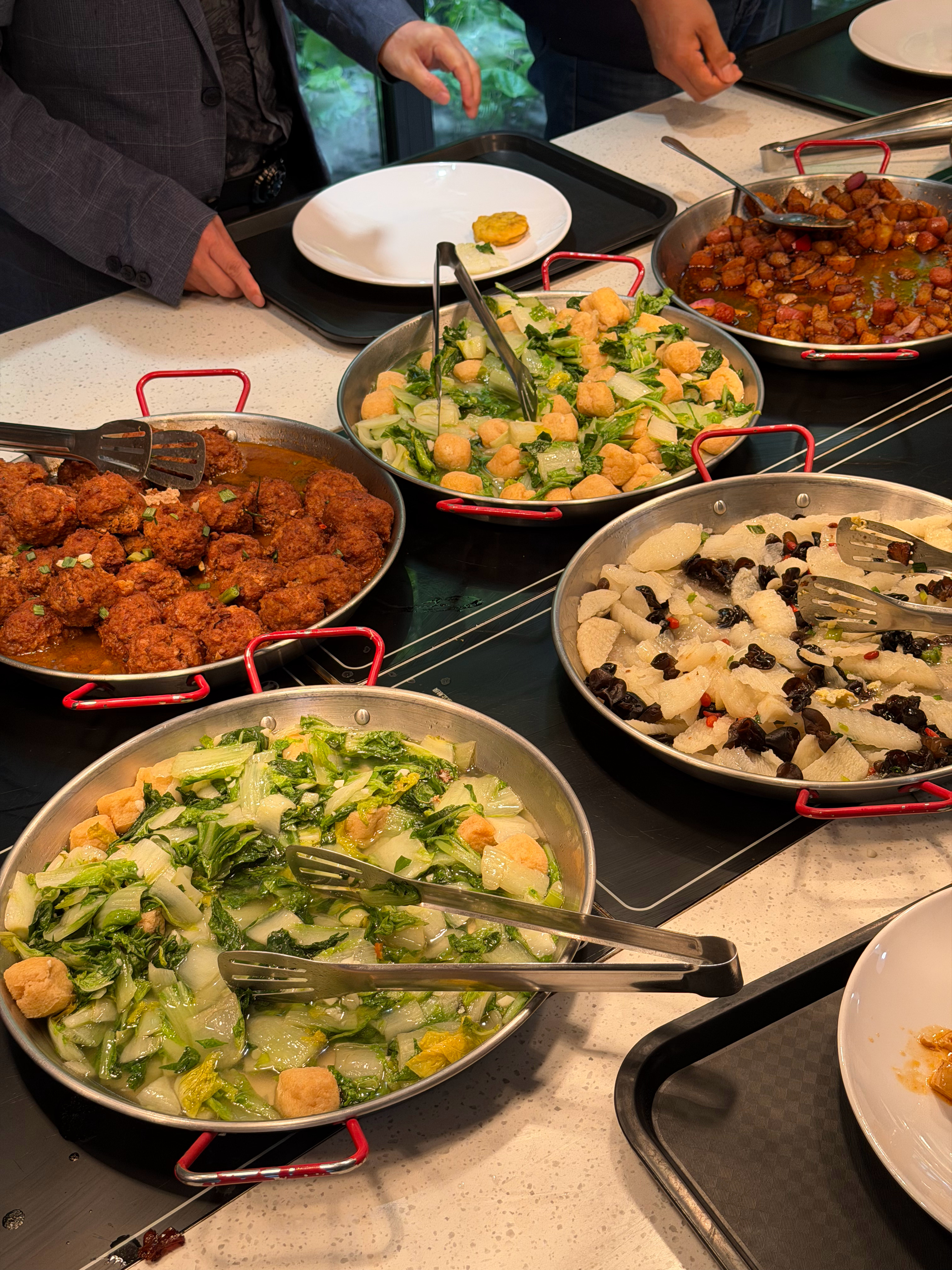 每天早上健身完，真的就是为了来楼下食堂吃饭，荤素一个价称重结算，我这一盘64董事