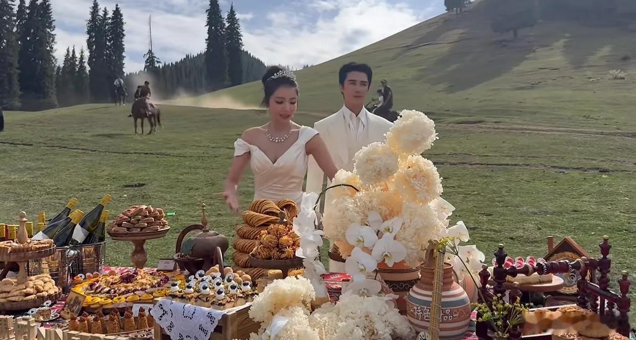 麦迪娜姜潮婚礼超多新疆美食看多了明星婚礼清一色西式甜品塔，姜潮麦迪娜这场新疆补办