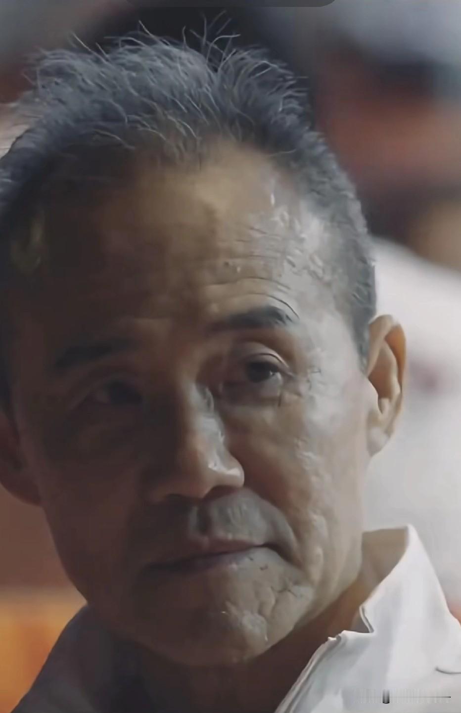 王石的这个表情应该包含着诧异、不可思议、愤怒、无奈，迫于镜头的压力，紧接着用笑容