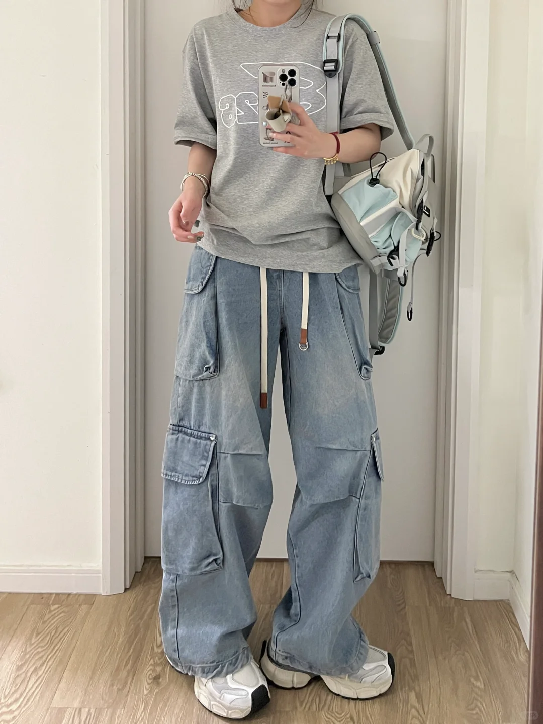 日常轻松慵懒休闲｜刺绣灰T+蓝牛仔阔腿裤