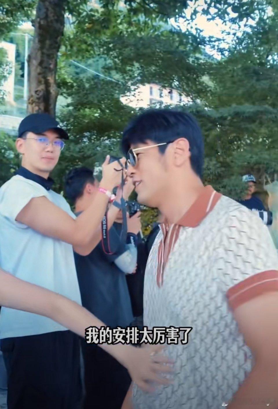 周杰伦臭屁被昆凌拍肚子笑死我了 