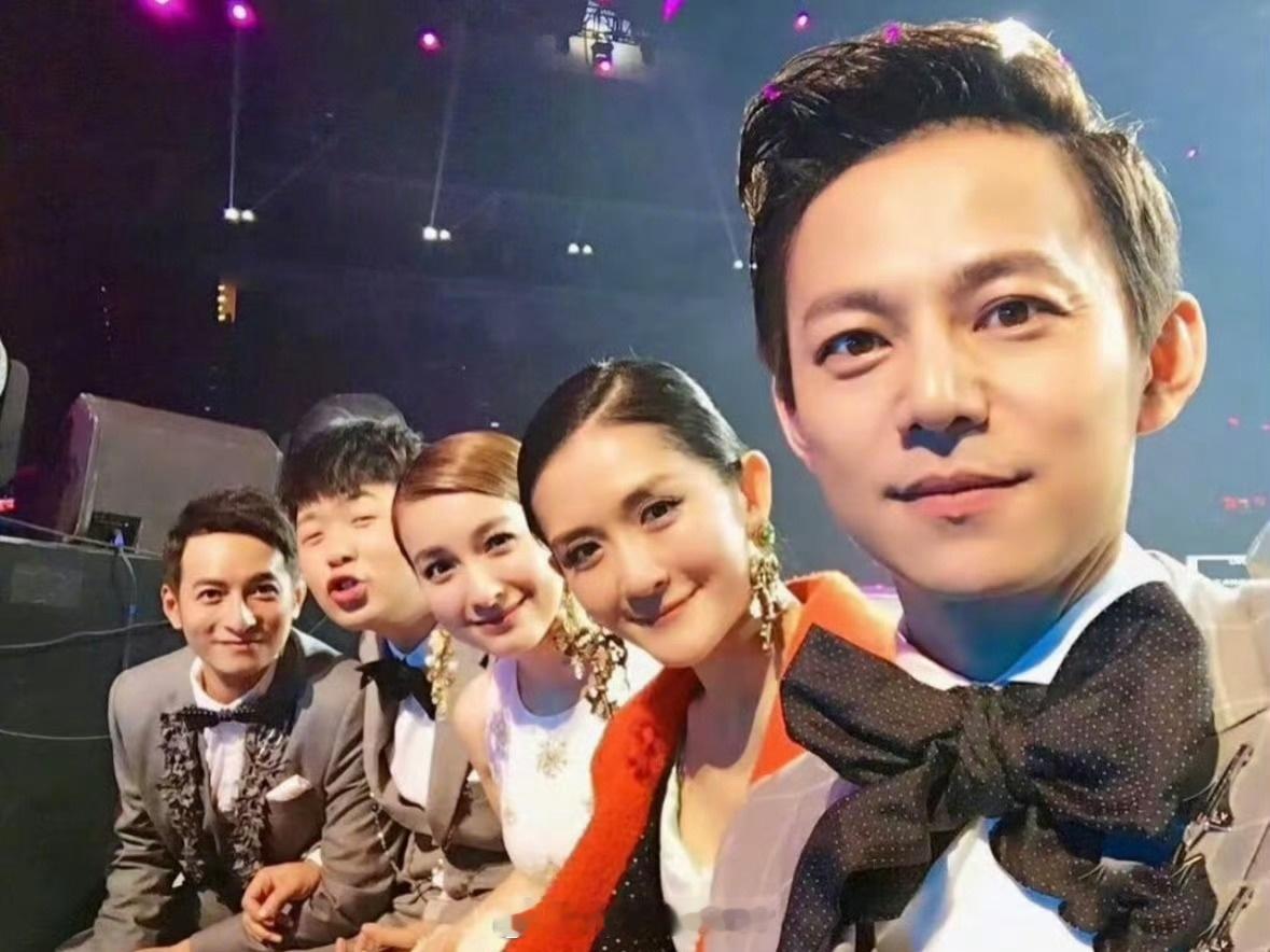 谢娜直播官宣演唱会大嘉宾：快乐家族应该会合体带来《快乐你懂的》 