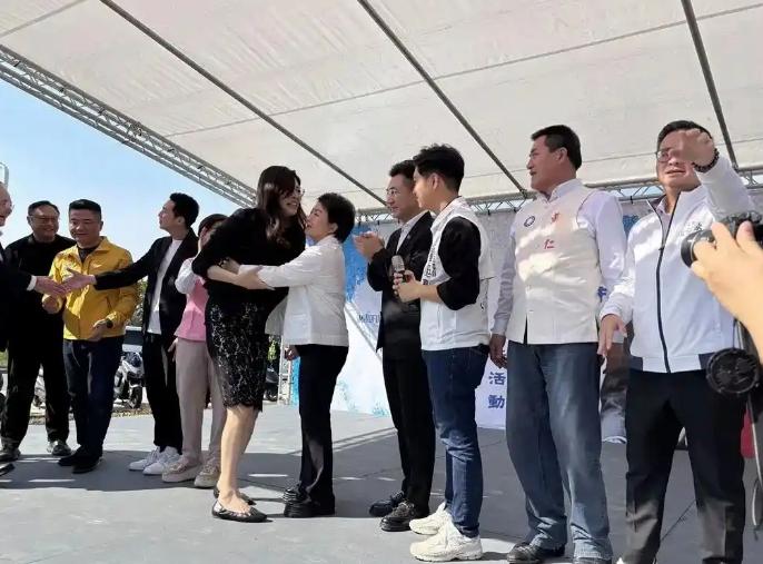 郑丽文、卢秀燕同台数度拥抱，反驳外界不睦传闻，12月7日在活动中两人相遇，互称交