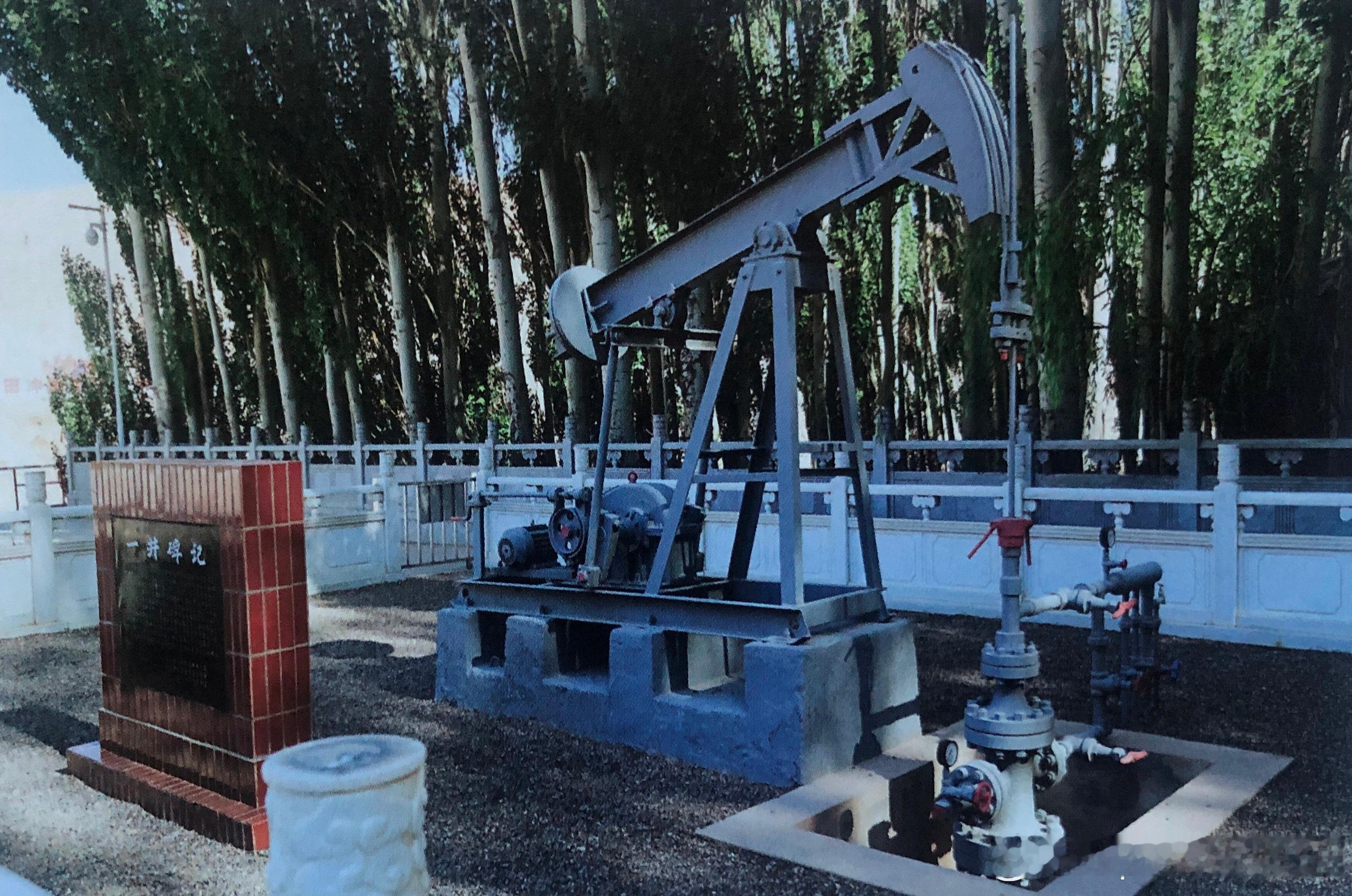 玉门市老市区以南老君庙正前方坐落着一口已经废弃但被人保护起来的油井，被誉为“老一