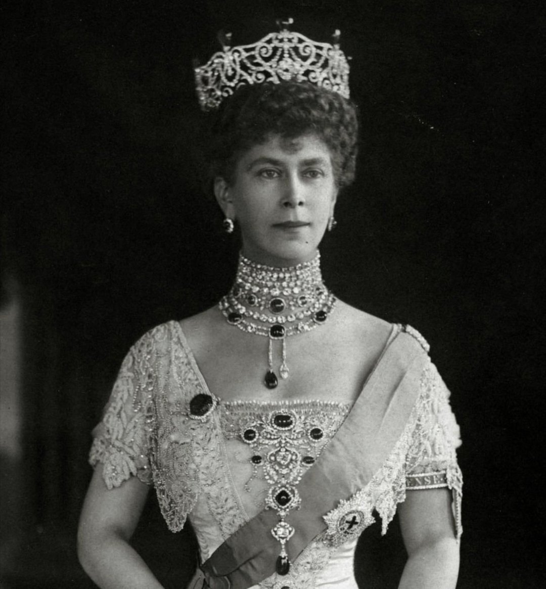 【来自投稿】英国王室珠宝收藏里的六边形刻面祖母绿胸针，是1911年玛丽王后和乔治