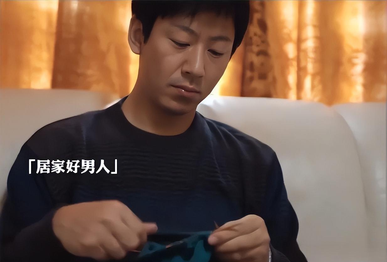 《悬案》中的反派徐亮，早年一腔心气不甘受穷，铤而走险犯下大案。逃亡二十多年熬到中