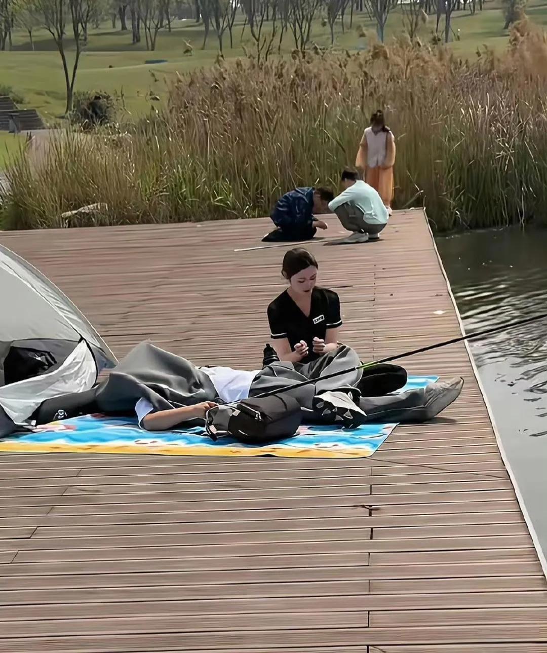 这哥们儿还有老婆陪着一起钓鱼，这快乐简直没边儿了！