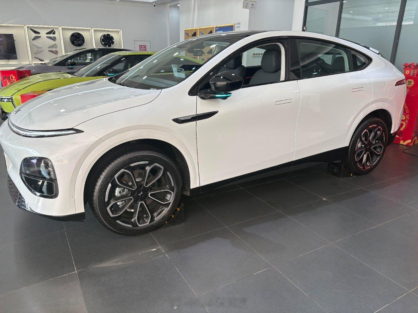 后排座椅能放倒变床，配合6kW外放电，露营直接变移动大床房，充电12分钟能跑好几