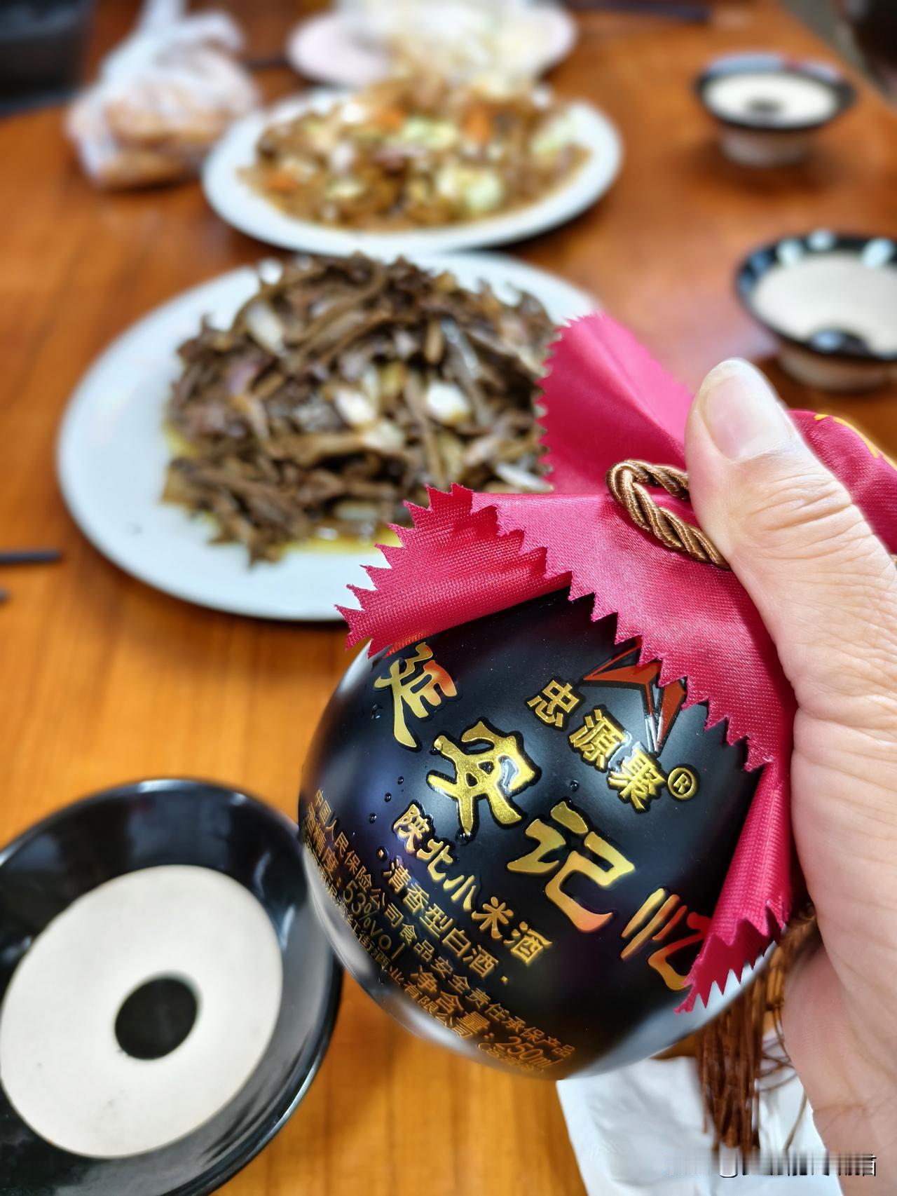 秋日生活打卡季 山西偏关猫姐陪伴父母来延安第二晚，依旧离不开美食和美酒，先尝尝小