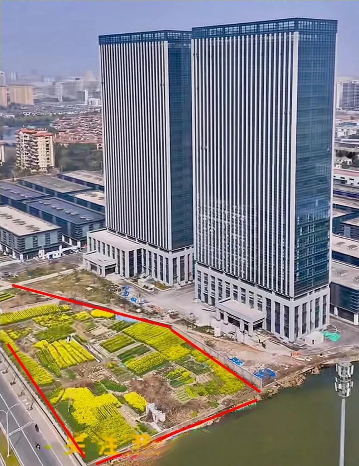 绍兴袍江安居城这回弄明白吗，这里修停车场，大楼前没有院墙，靠桥边有一条绿化带。看