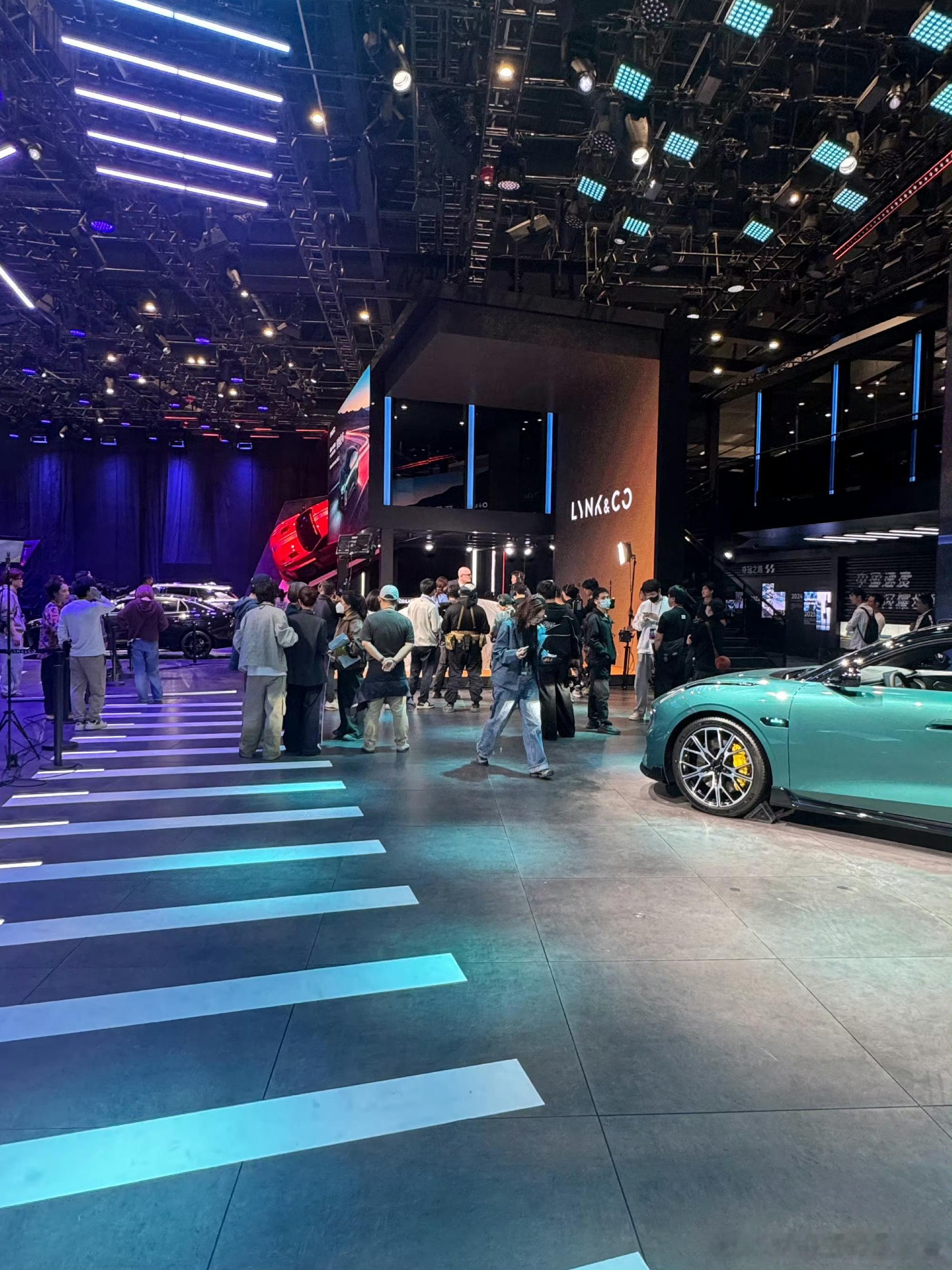 7:15从酒店出来岛三站地铁出发北京车展今天要拍5个展台 再算上吃饭6小时没了 