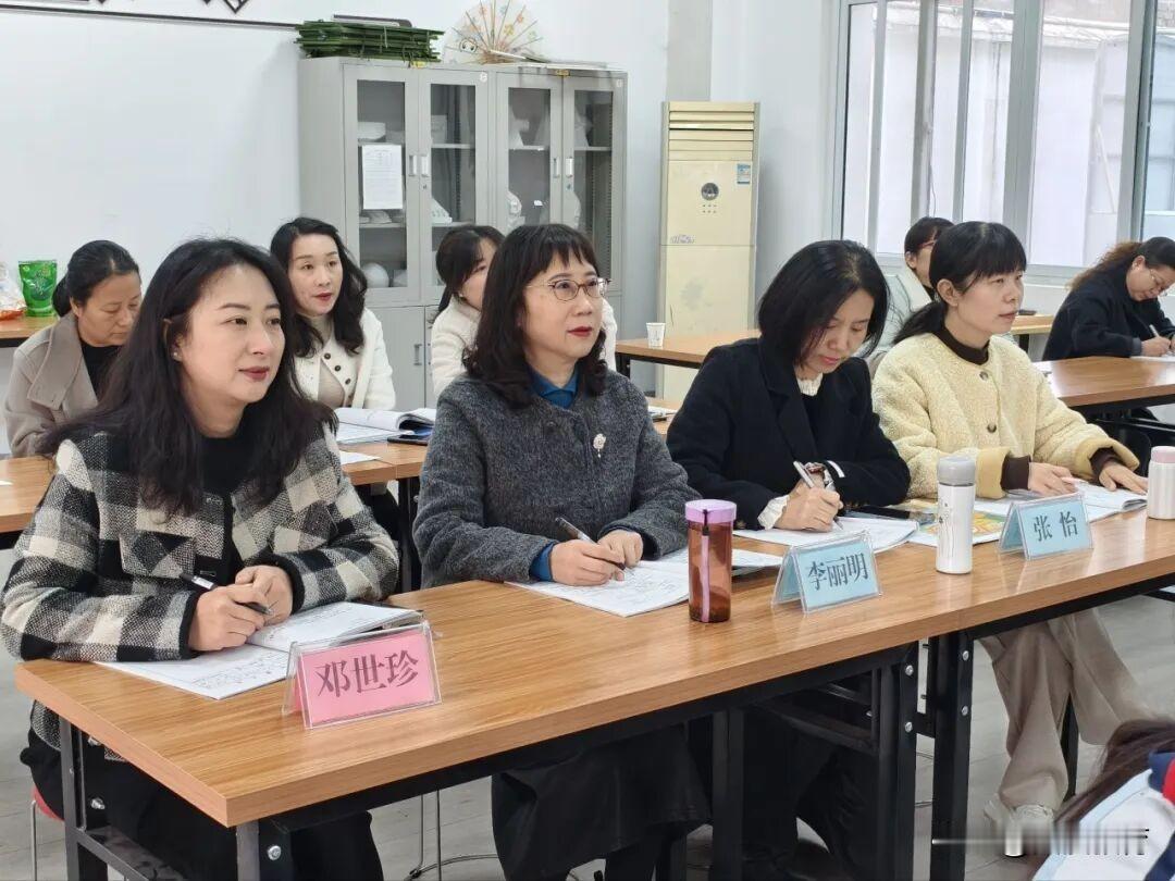 11月14日上午，由汉台区教学研究室主办的“名师引航”大教研活动在七里中心小学顺
