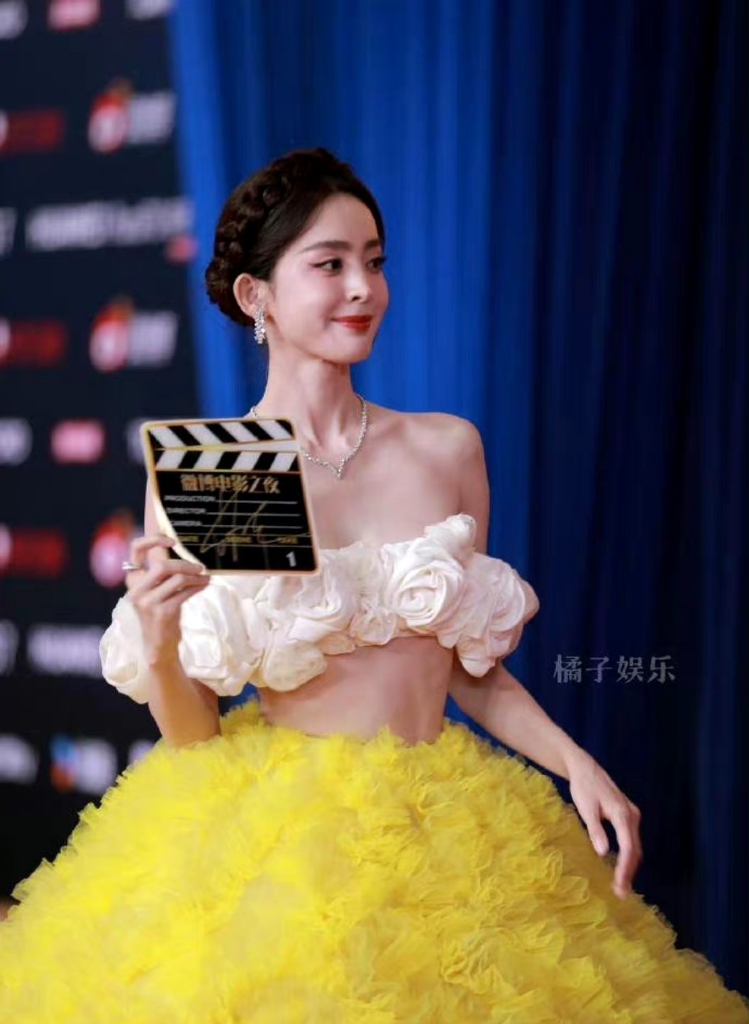 娜扎这个服装有点尴尬，总怕掉下来怎么办？ ​​​