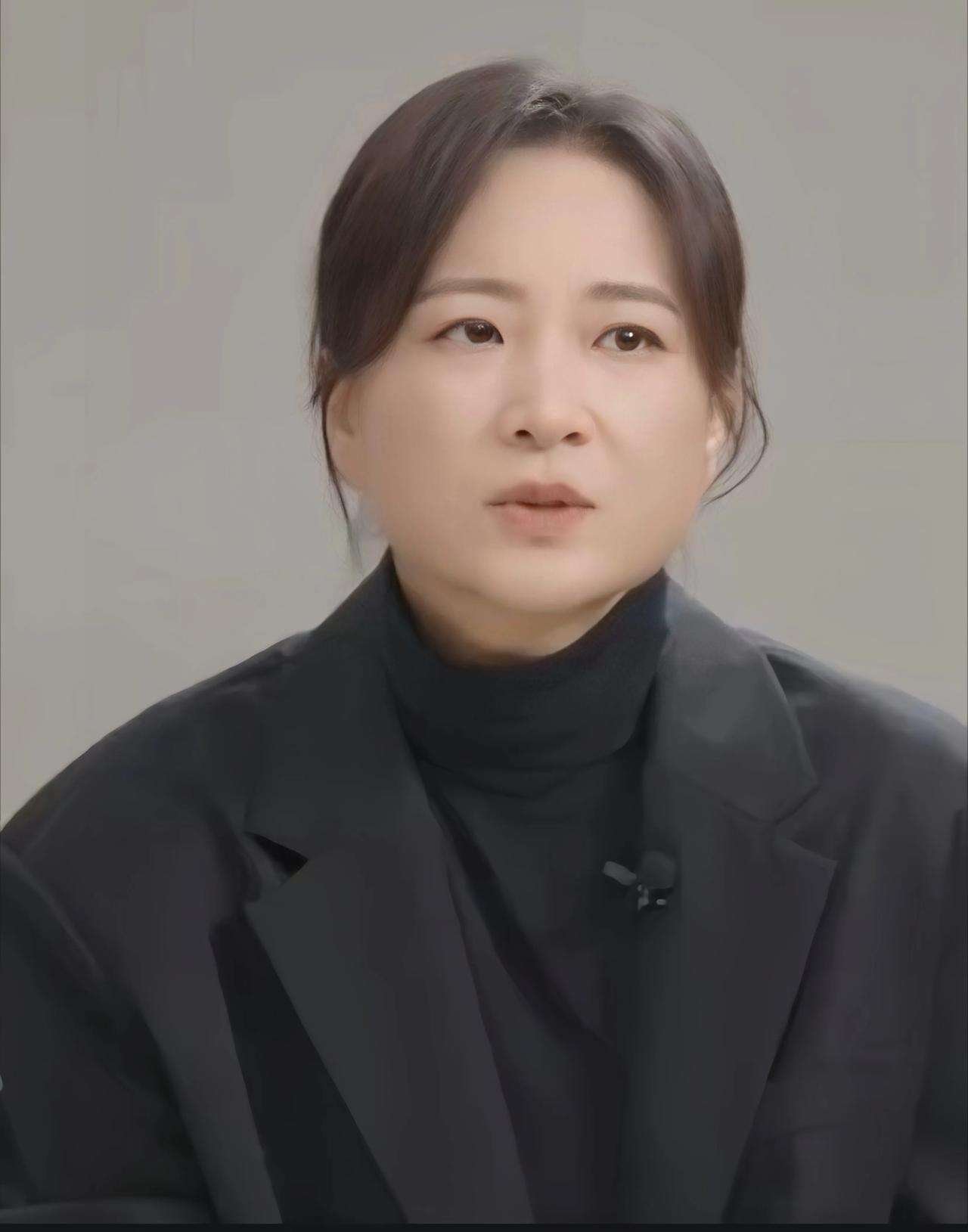 在电影《热辣滚烫》的公映之际，贾玲首次公布了自己瘦身100斤的照片，这不仅是对她