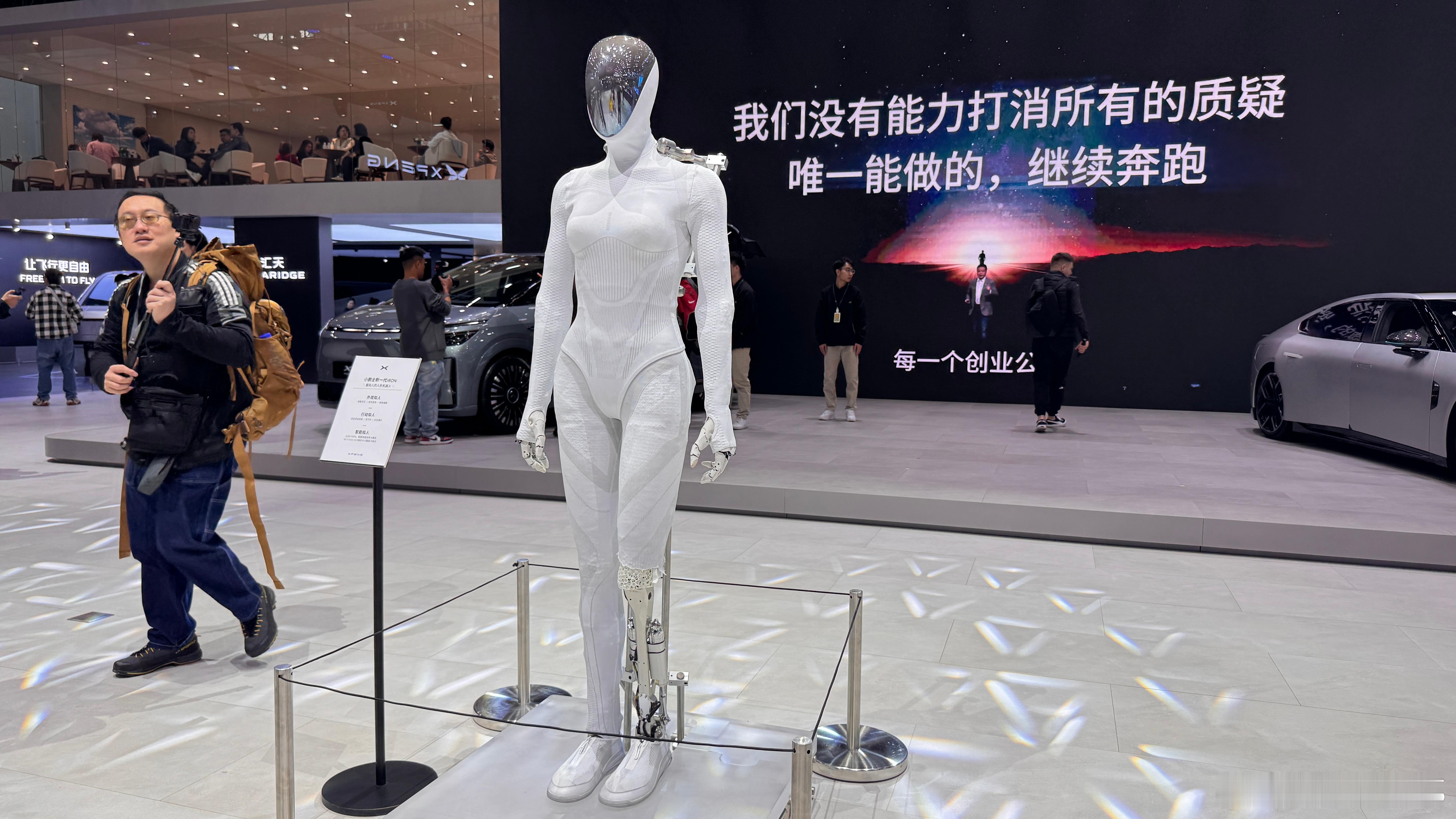 小鹏展台可以近距离看到摸到Iron机器人。不过我不建议摸，毕竟它白白净净地最好看