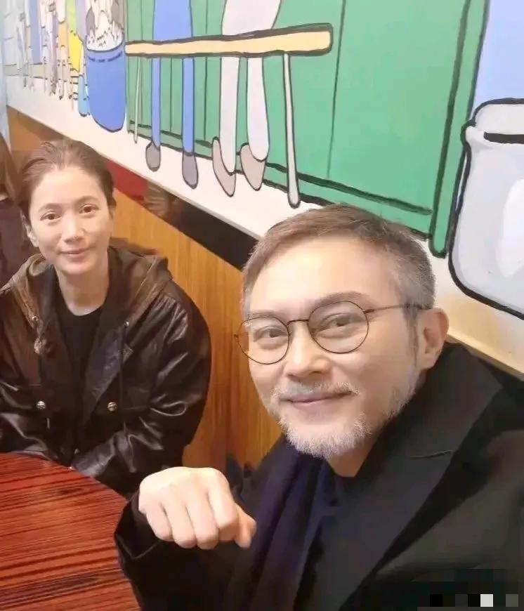 张智霖满脸花白胡子，看上去像一个老头。
但是仔细看
他的脸上并没有皱纹，而且
皮