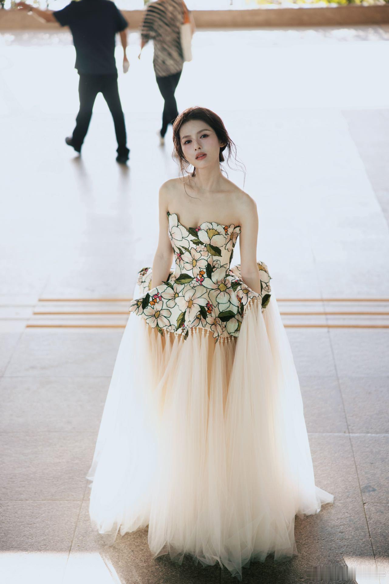 金鸡奖首个出图太惊艳！她身着裸色长裙站在海边，气质出众，公主感十足，随便一拍就是