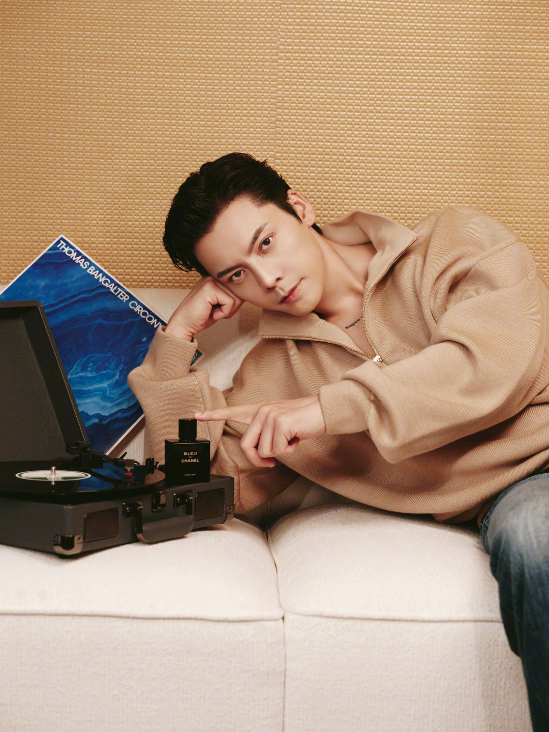 最近循环播放着Thomas Bangalter的限定版黑胶🎵旋律中伴随着深邃的