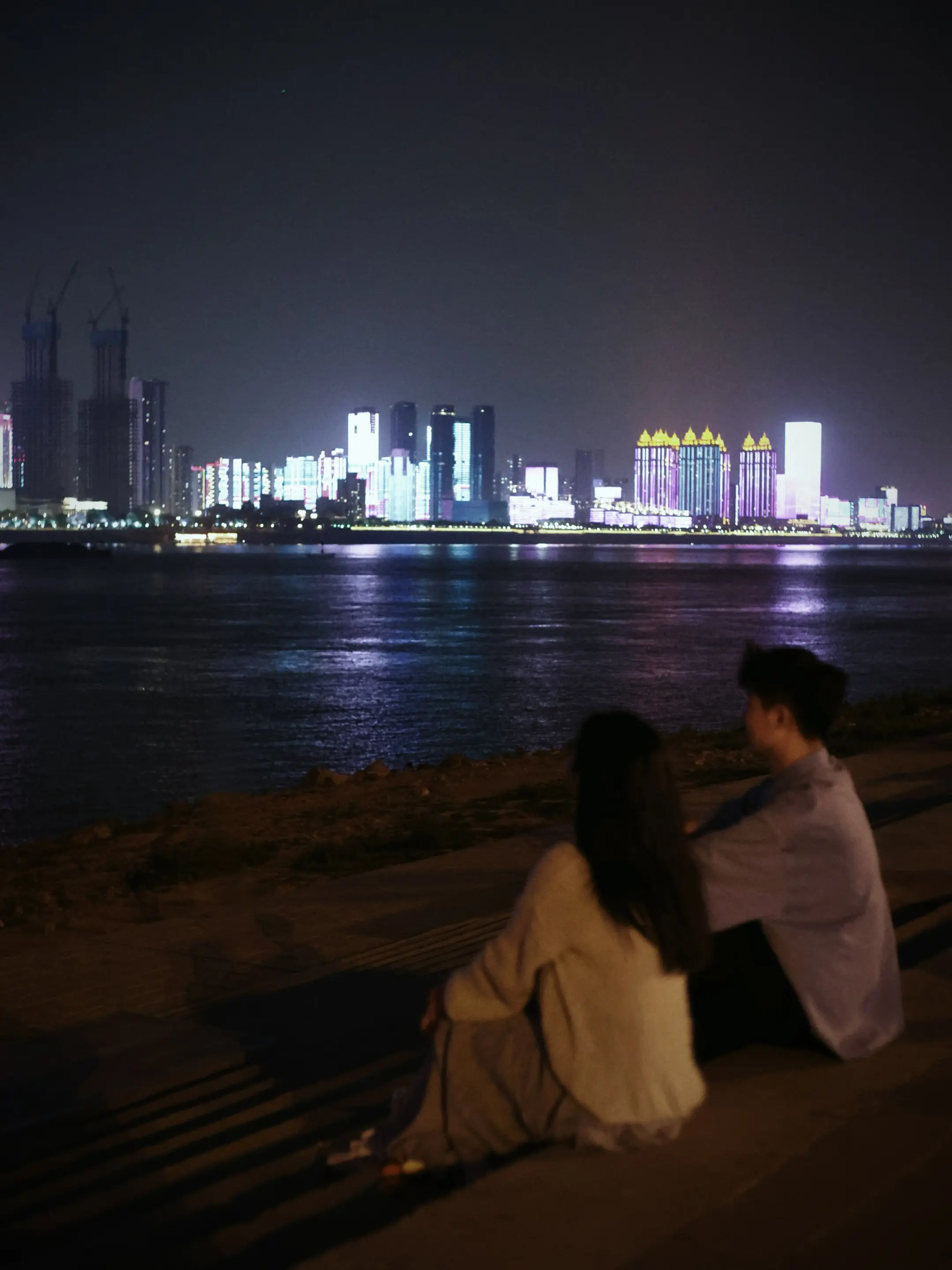 地球仍然转,世间依旧善变。