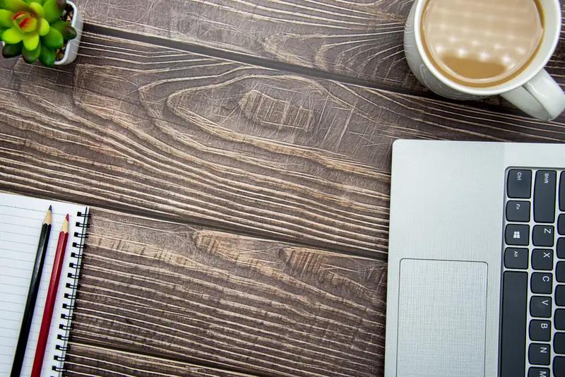 冬日的生活，随手一拍都是故事。
早上出门，看到街边的树木被霜雪包裹，像极了童话世