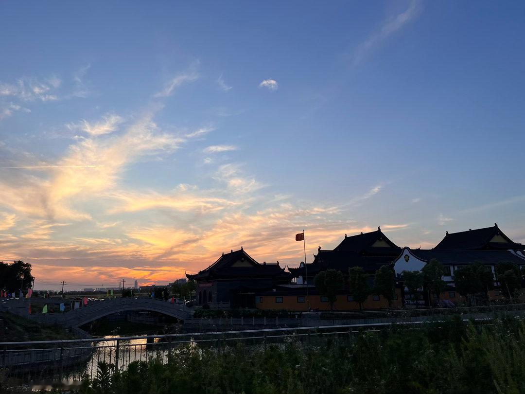 允许一切如其所是，也允许一切事与愿违。一苦一甜是生活，一朝一夕是日子！ 