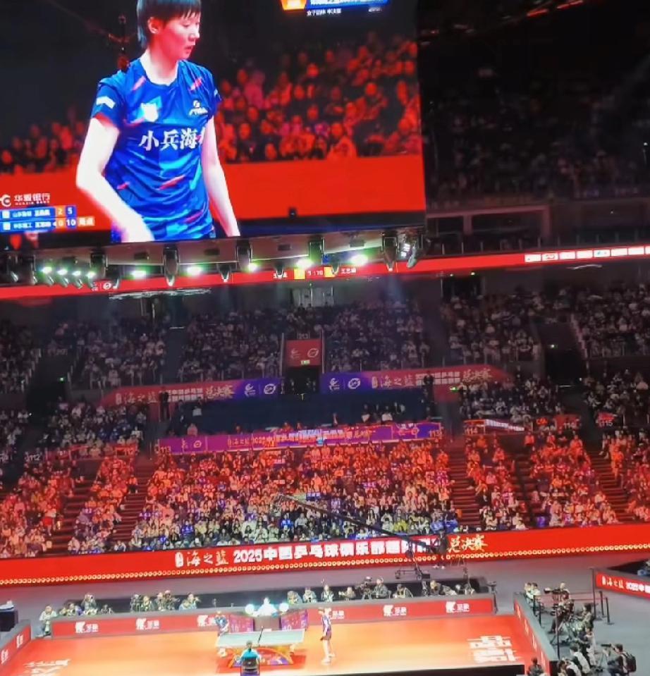 南京乒超联赛总决赛，女子半决赛现场，王曼昱率领山东鲁能俱乐部对阵王艺迪率领的华东