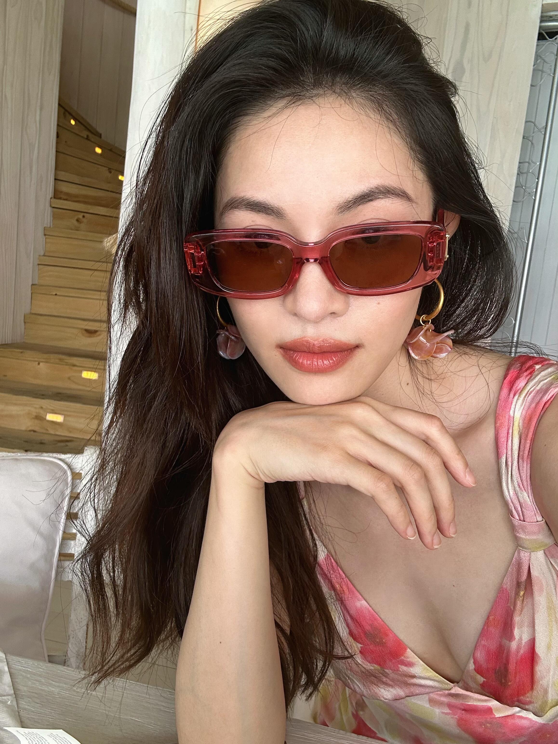 “怎么有人素颜如此美丽”“姐妹 我化了淡妆” 