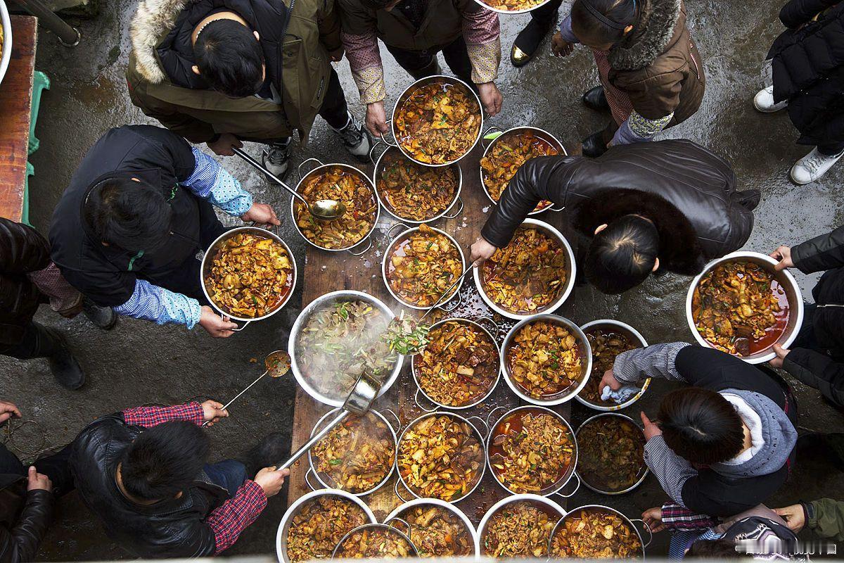 凌晨两点的合川街头，文旅局工作人员打着手电筒疏导车流的画面，比任何宣传片都真实动