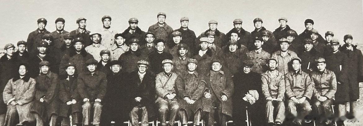 1964年10月，中国第一颗原子弹爆炸成功后，前线指挥部成员合影。前排左起：王茹